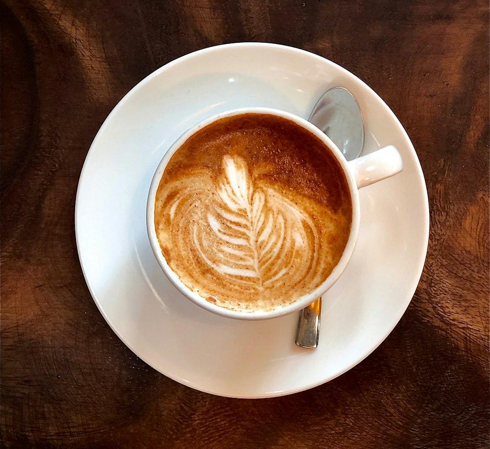 Capuchino en taza blanca